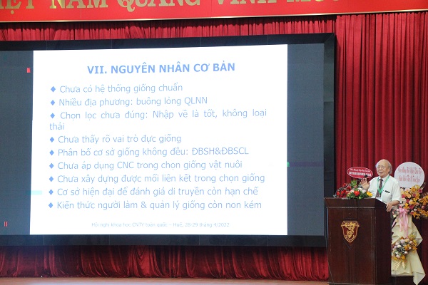 PGS. TS Nguyễn Văn Đức – Trưởng Ban Khoa học Công nghệ (Hội Chăn nuôi Việt Nam) với bài trình bày: Công tác giống vật nuôi của Việt Nam và một số giải pháp cơ bản